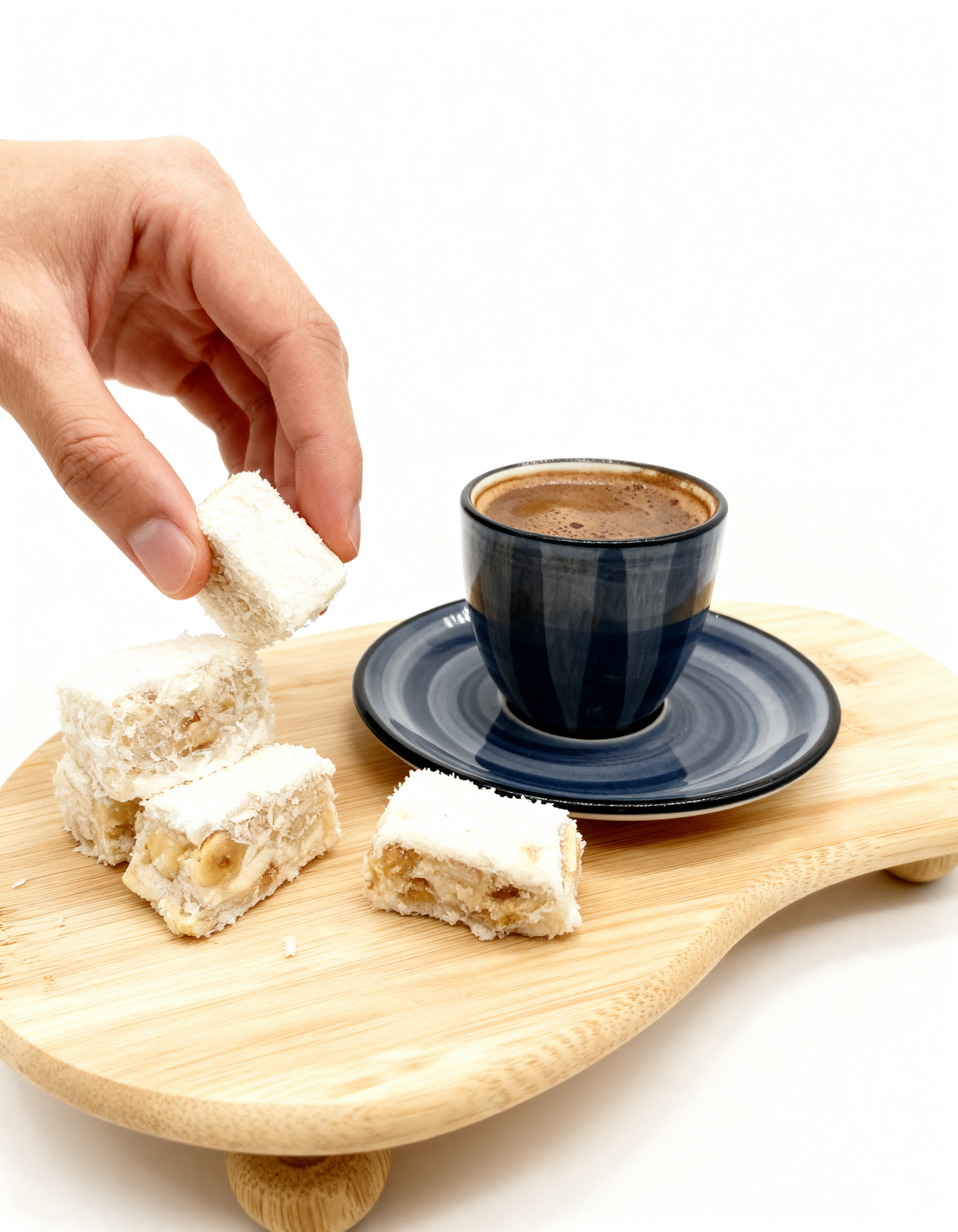 Beyaz çikolata ve hindistan cevizi kaplı baklava formunda lokum parçaları