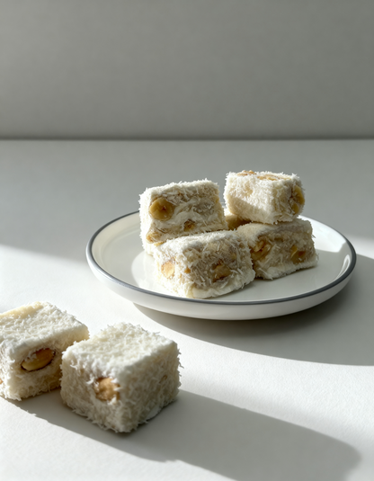 Beyaz çikolata ve hindistan cevizi kaplı baklava formunda lokum parçaları