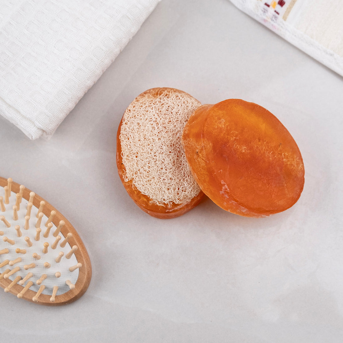 Mango özü ve kabak lifi içeren doğal sabun – peeling etkili, tropikal kokulu ve nemlendirici bitkisel bakım ürünü