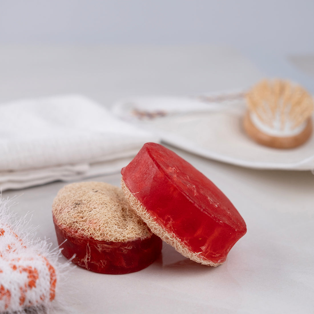 Nar özü ve kabak lifi içeren doğal sabun – peeling etkili, antioksidan özellikli ve cilt yenileyici bitkisel bakım ürünü