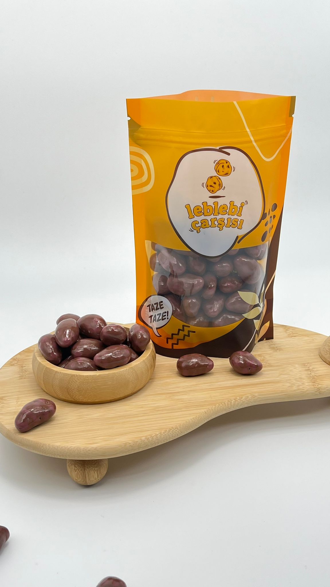 Nar aromalı beyaz çikolata ile kaplanmış pütürlü yüzeyli badem drajeler