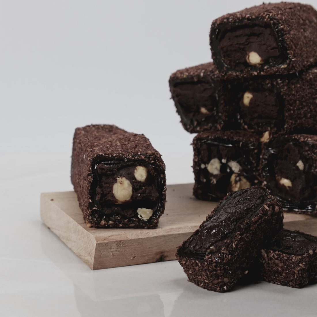 Browni fındıklı lokum – yoğun kakaolu, kavrulmuş fındık dolgulu, yumuşak dokulu özel lokum çeşidi