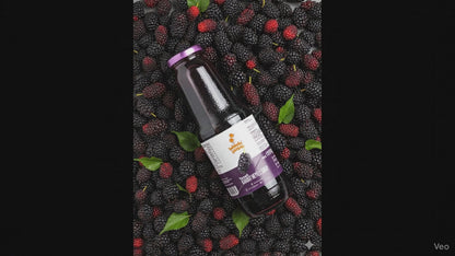 Gerçek karadut taneleriyle zenginleştirilmiş taneli karadut şurubu, cam şişede sunulan doğal ve katkısız bir içecektir.