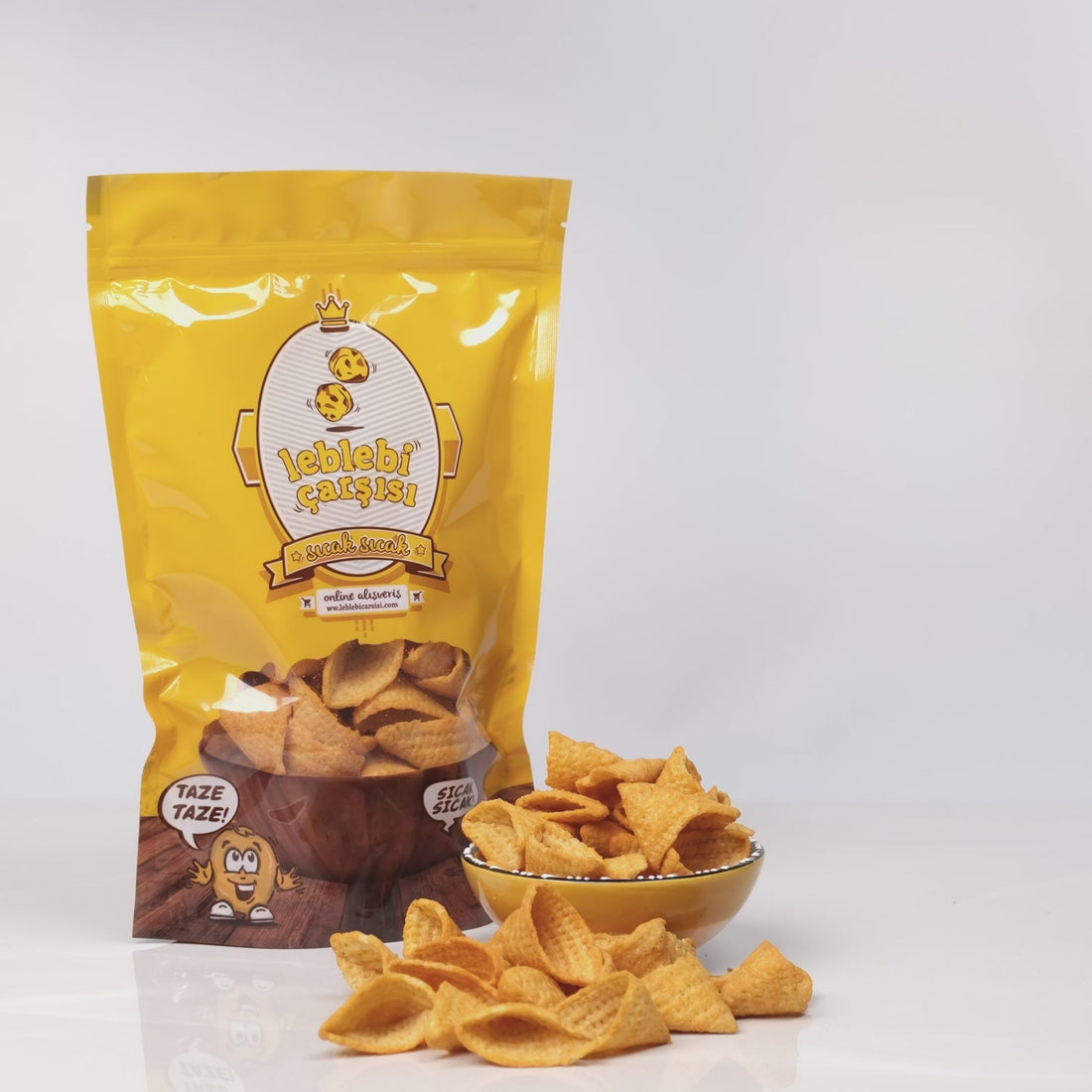 Acılı cips – baharat kaplı kıtır atıştırmalık görüntüsü, kırmızı tonlarda